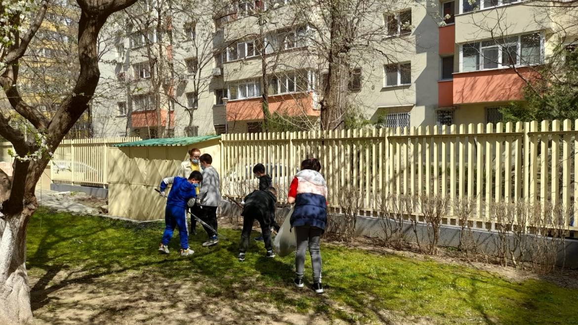 Curățenie de primăvară alături de copiii de la Centrul de Zi “Pinocchio”