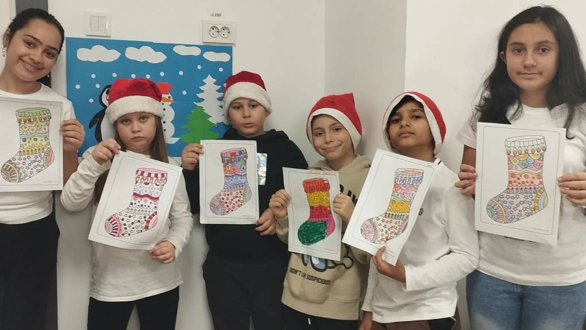 Sfântul Nicolae, bland si bun, ocrotitorul copiilor in tradiția creștina, a lăsat și in acest an in ghetuțele copiilor din centrul de zi “ Sf. Pantelimon “, daruri de suflet, dulci si parfumate.